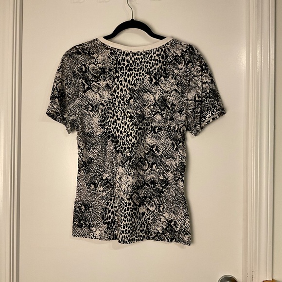 $5 Add on - B&W patterned TNA T-shirt - Picture 4 of 4